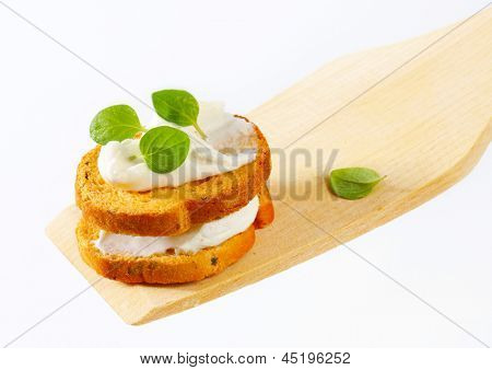 gyllene knäckt med krämig ost