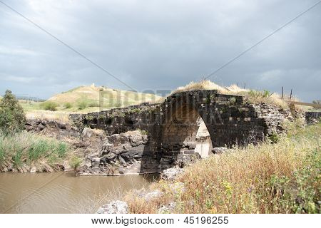 Antico ponte rovine