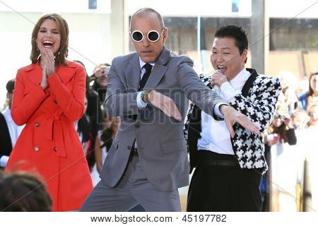 Нью Йорк-3 мая: Корейского рэпера псы на сцене между Саванна Гатри и Мэтт Лауэр на Today Show