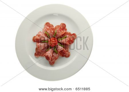 salami på hvid plade