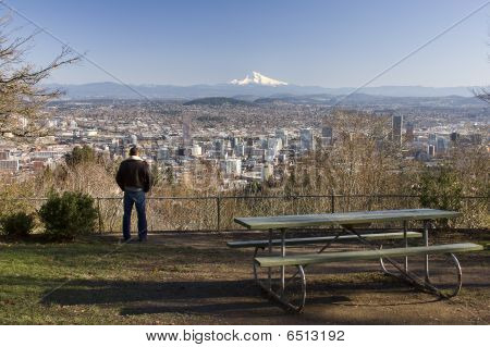 Muž Overlookng Portland, Oregon od Pittock Mansion