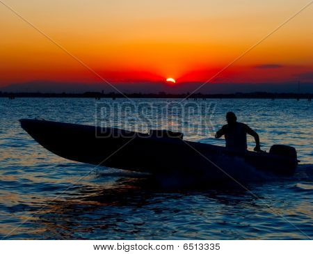 Sanset in Venedig. Motorboot und menschlichen silhouette