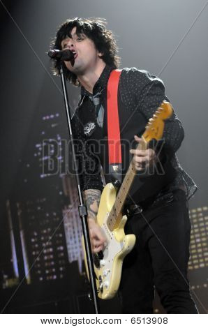 Green Day uppträder live.