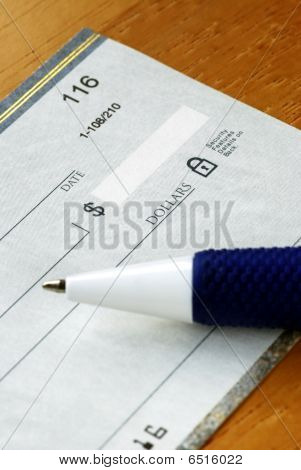 Escrever um cheque para pagar a conta