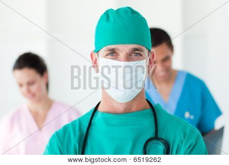 Retrato de um cirurgião usando uma máscara cirúrgica