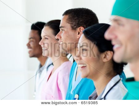 Equipo médico multiétnica en una línea