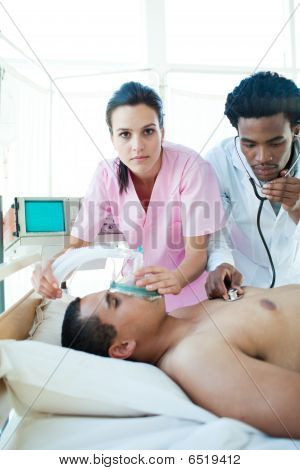 Lékař a sestra resuscitace mužský pacient