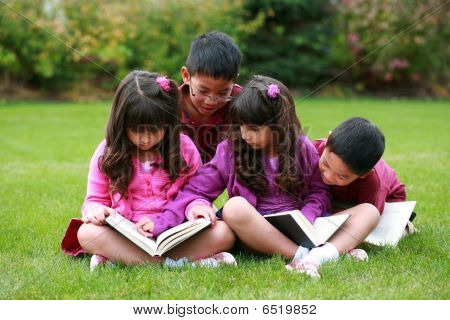 多様な男の子と女の子の読書