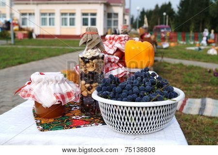 Gifts of Autumn. Vegetables and fruits that are collected are collected are shown in the table.