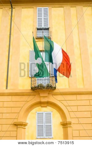 Pasillo de ciudad con banderas