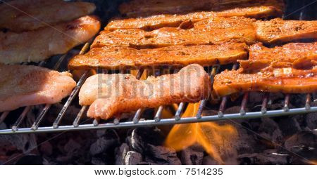 Schweinefleisch Barbecue-Grill mit Schnitzel und Speck