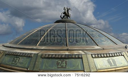 Manege Square (rosyjski: Ploshchad Maneżowy), Moskwa, Federacja Rosyjska. Pomnik na przeszkloną kopułę Saint G