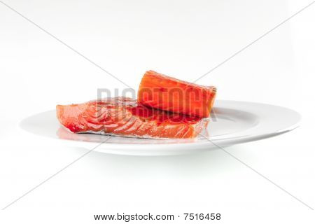 Saumon rose sur plaque blanche