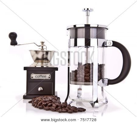 Macina caffè e chicchi di caffè con caffettiera