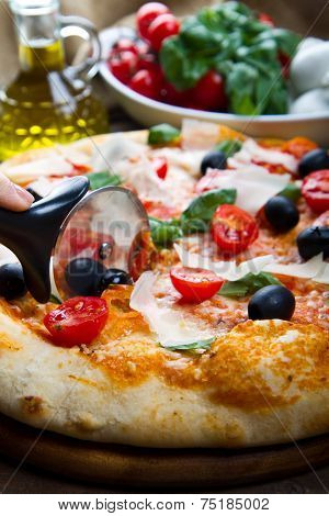 delicoius fresh pizza with tomatoes, olives and basil