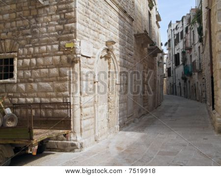 Callejón en el casco antiguo de Molfetta. Apulia.