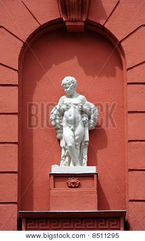 Biały pomnik anioła