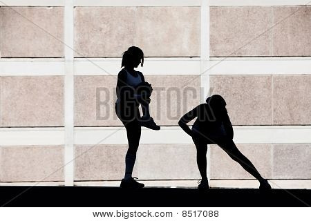 Deux femmes étirement avant la course.