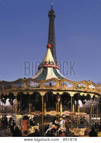 Fransa. Paris. Eyfel Kulesi. Carousel.