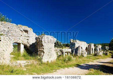 pozůstatky římského akvaduktu poblíž Meunerie, Provence, Francie