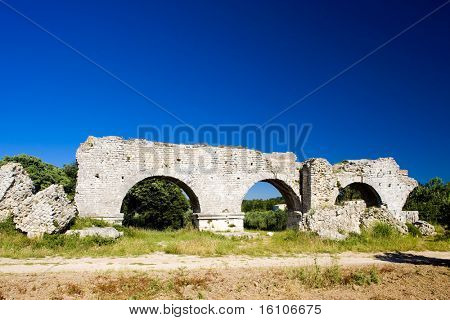 pozůstatky římského akvaduktu poblíž Meunerie, Provence, Francie