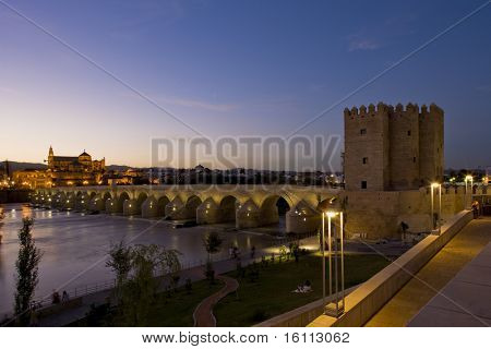 Romerske bro med Calahorra-tårnet natten, Cordoba, Andalusien, Spanien