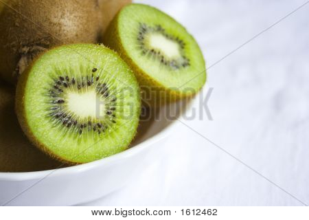 흰 접시에 맛 있는 그린 키 위