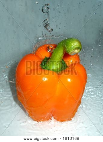 Oranssi paprika vedessä