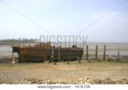 Barcaza río abandonado