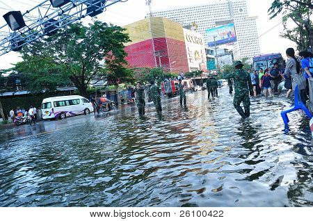 BANGKOK, THAILAND - 04 NOVEMBER:: Zware overstromingen van moesson regen in Ayutthaya en noorden Thailan