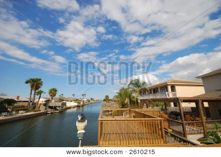 Waterside domy