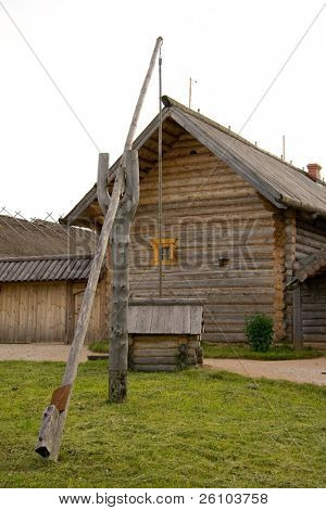 Cestování v Rusku. Staré selské dům a vystavení dobře