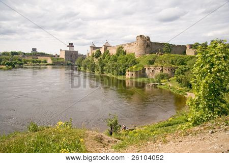 La fortezza ricostruita di Narva (a sinistra) che domina la fortezza russa di Ivangorod (a 