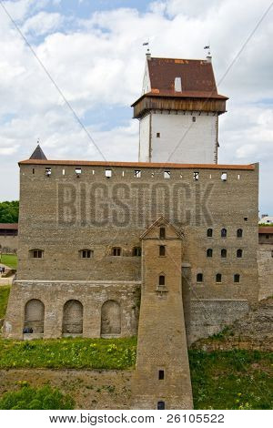 La fortezza ricostruita di Narva (vista dalla fortezza russa di Ivangorod)