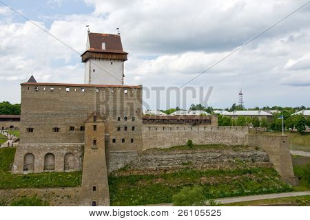 La fortezza ricostruita di Narva (vista dalla fortezza russa di Ivangorod)