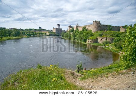 La fortezza ricostruita di Narva (a sinistra) che domina la fortezza russa di Ivangorod (a 
