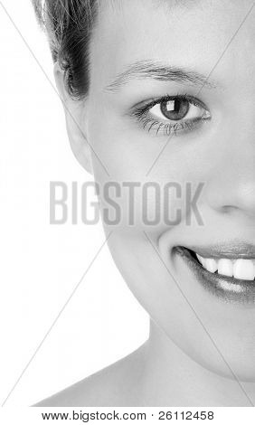 Nahaufnahmen Sie halbe Gesicht sieht in Personal und lächelt breit eine weiße Zähne over white background