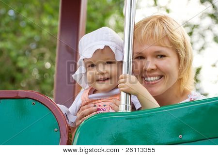 mor og baby udendør