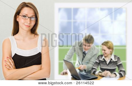 Imprenditrice in un ufficio e team