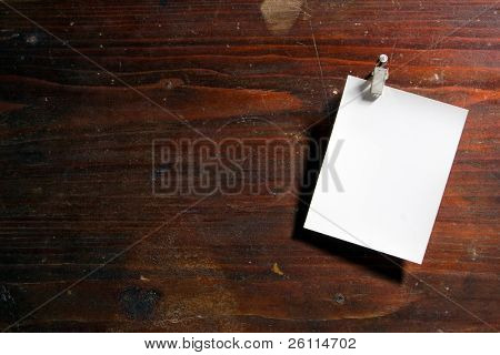 Fotografický papír připojit k dřevěné hnědé pozadí