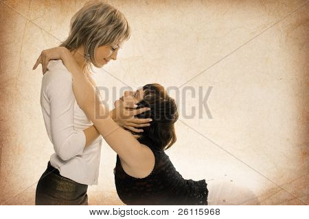 gammelt foto af skønhed veninder blond, og brunette