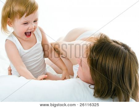 Mather und Baby im Bett