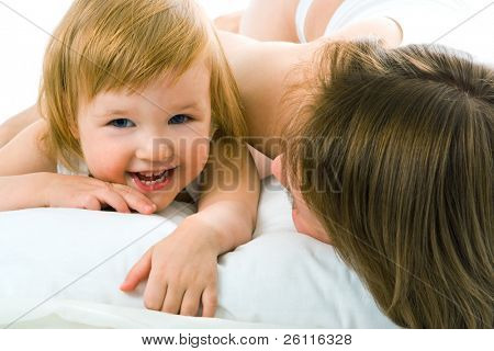 Mather und Baby im Bett