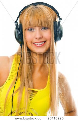 若い女性は頭電話で音楽を聴く