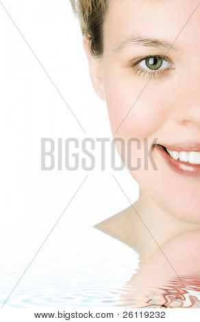 Nahaufnahmen Sie halbe Gesicht sieht in Personal und lächelt breit eine weiße Zähne over white background
