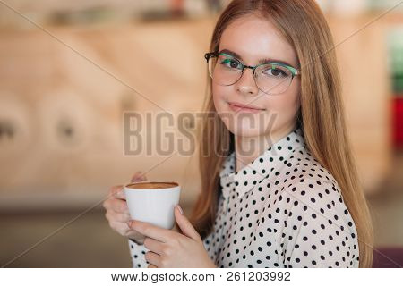 Blonde Girl Drink Cappuc Ino In Cafe
