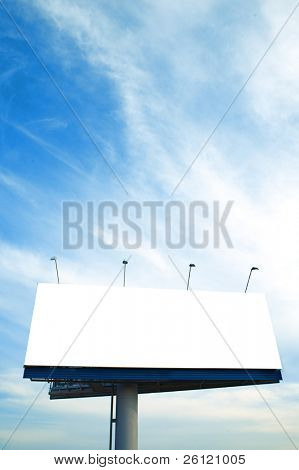 Billboard grande em branco sobre o céu azul