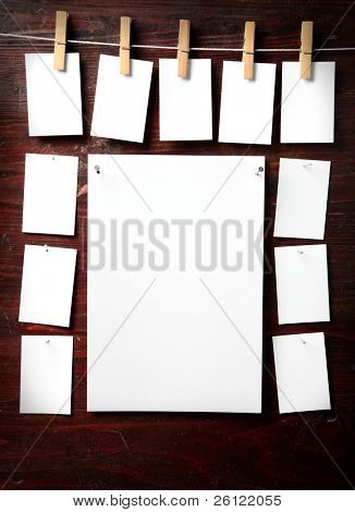 Fotopapier beimessen Seil mit Kleidung Pins auf hölzernen Hintergrund
