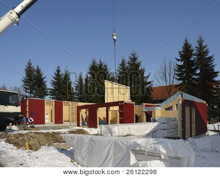 Faház építése, napfényes hangulatban