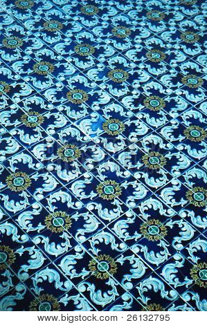 Español azulejo bajo el agua en una piscina